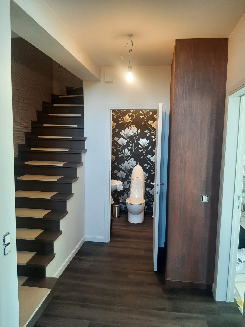 Interieurinrichting op maat van de traphal en toilet