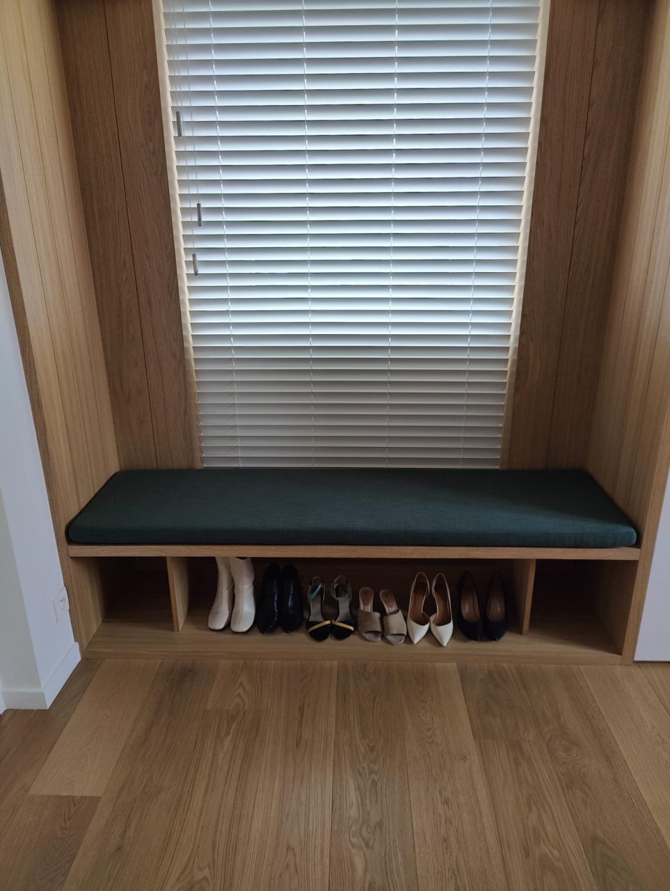 Realisatie houten lamellen met kussen
