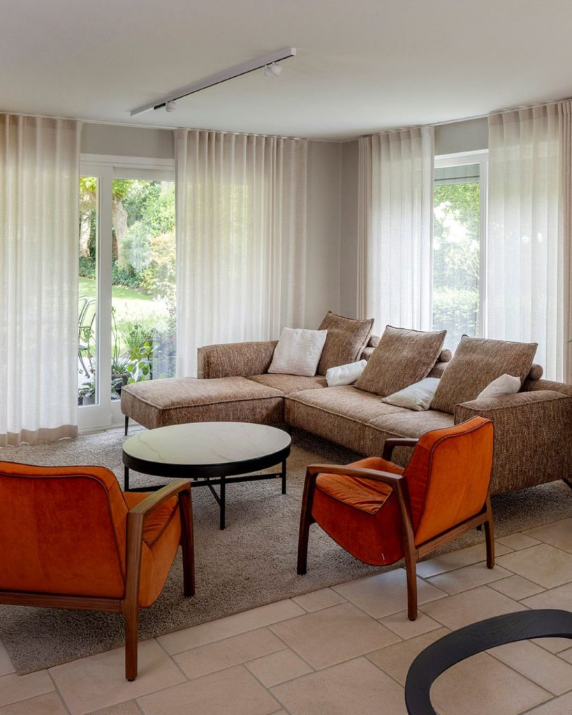 Totaalrenovatie leefruimte met semi-transparante overgordijnen. Op maat gemaakt.