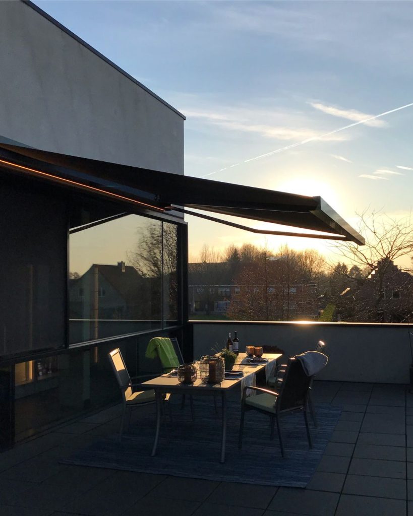 Zonwering buiten - een zonnetent op maat met windsensor en ledverlichitng. Geniet van de zomer