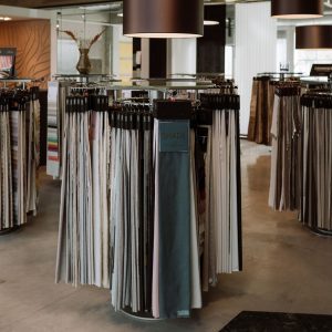 Ontdek onze raamdecoratie verdieping waar we een breed aanbod hebben aan verschillende raamdecoratiesystemen waardoor we je goed kunnen begeleiden in het vinden van de juiste oplossing. 