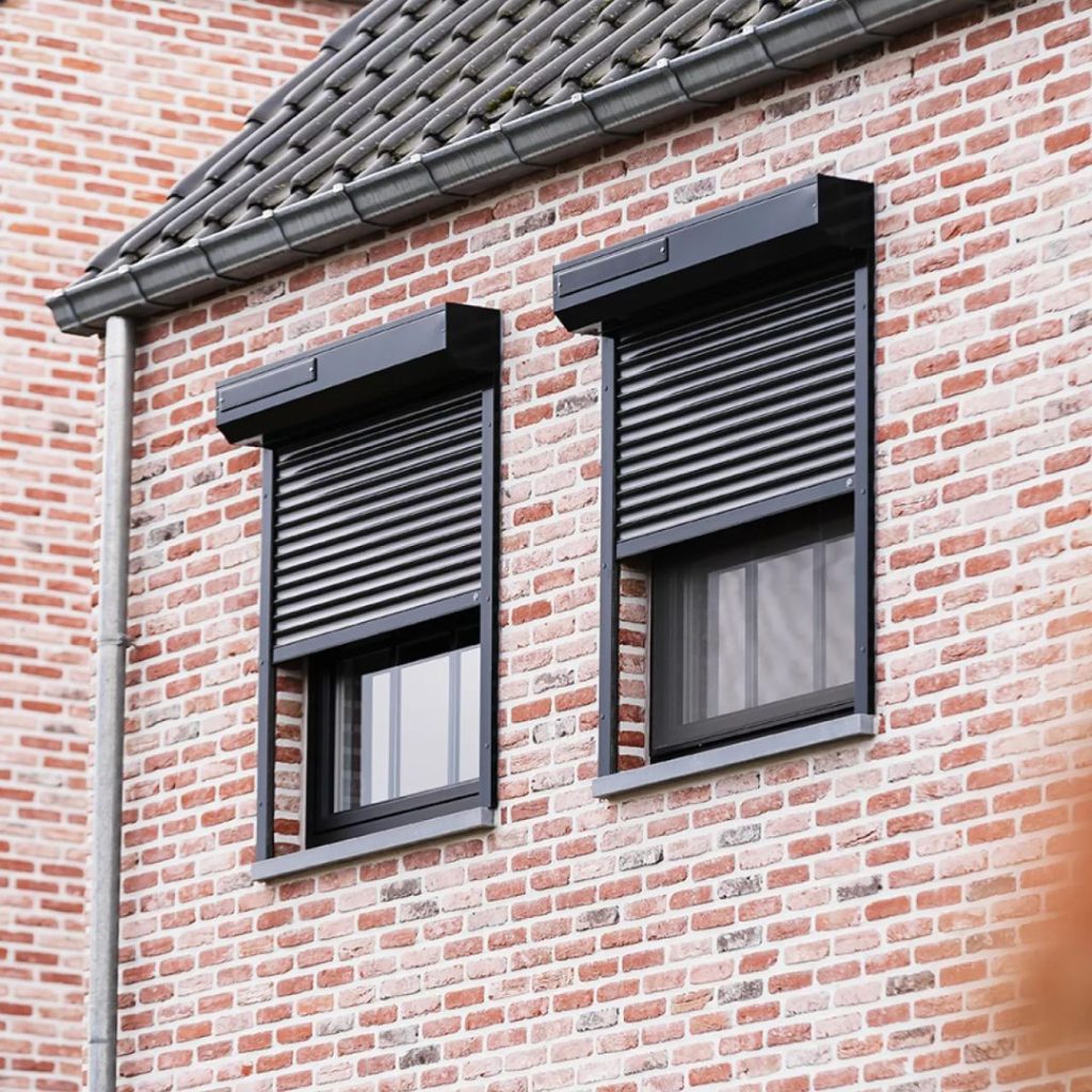 Rolluiken van Wilms bekabeld of op zonne-energie 