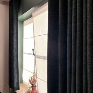 Gordijnen met voering voor in de slaapkamer  - realisatie door Tony Baert